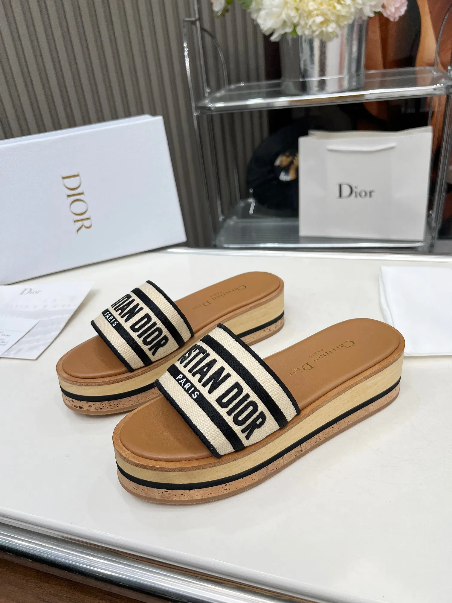 👟👟Ex-factory price 420👟👟 Dior's new spring and summer IVIETA DWAY jelly-colored flat-soled one-slip women's shoes with CD letter logo three-dimensional embroidery thick-soled round-toe open-toe slippers. The original version is developed to be the top version on the market. It feels soft and delicate on the feet and is extremely comfortable. Material: Upper imported raffia electric embroidery high-temperature water-soluble cotton technical fabric + water-dyed cowhide foot pad lining + original consistent combination outsole Outsole: original outsole Size: 35-42 (40.41.42 custom-made, non-refundable and non-exchangeable)